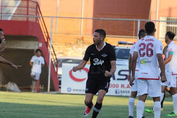 Libertad doblegó a River y sigue al acecho