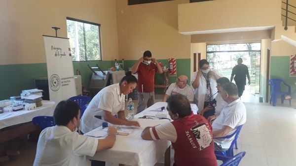 Adultos mayores recluidos en Emboscado recibieron atención médica - Nacionales - ABC Color