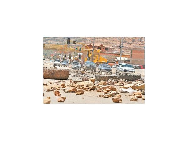 La Paz afronta escasez de alimentos y acude a vía aérea