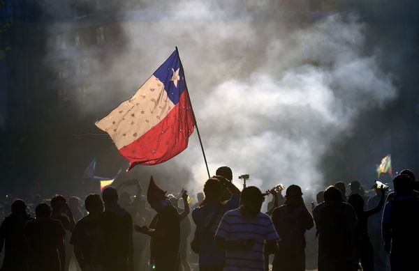Incendios y un robo millonario a un banco en otra noche de violencia en Chile - Mundo - ABC Color