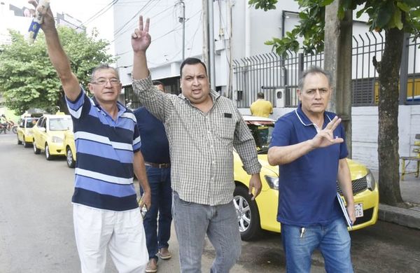 Echan a taxistas denunciantes de  la “mafia” en las paradas - Economía - ABC Color