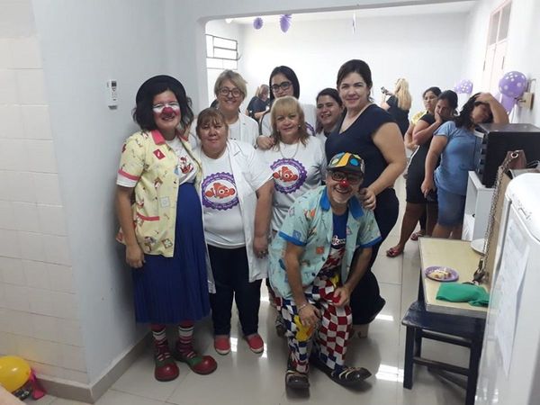 Miman a mamás de prematuros en el Hospital San Pablo