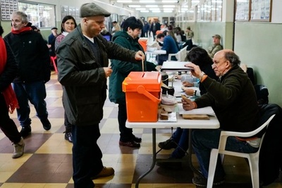 Uruguay elige nuevo presidente en balotaje, con centroderecha como favorita