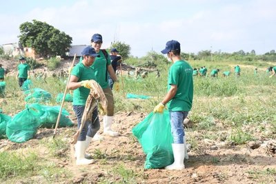 Unos 500 voluntarios participaron en la limpieza del arroyo Mburicaó