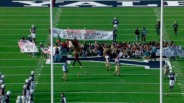 Fútbol Americano interrumpido por protesta contra combustibles fósiles