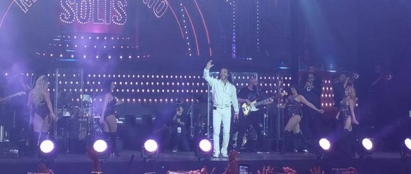 HOY / Marco Antonio Solís hizo vibrar el Jockey al ritmo de sus clásicos
