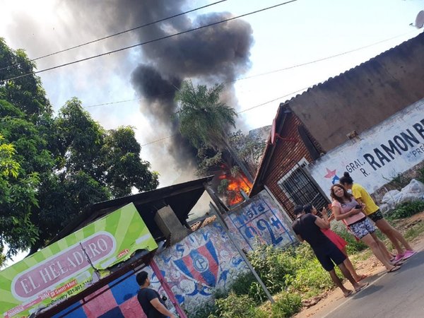 Reportan incendio de un depósito en Lambaré