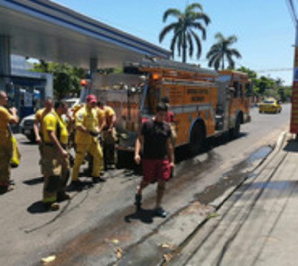 Taller mecánico arde en llamas - Paraguay.com
