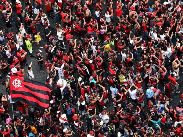 Flamengo se da un baño de masas y la mancha rojinegra toma Río