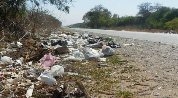 Advierten que multa por arrojar basura en las rutas muy alta