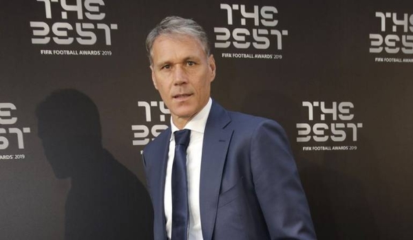 HOY / Un micrófono caza a Marco Van Basten diciendo una proclama nazi