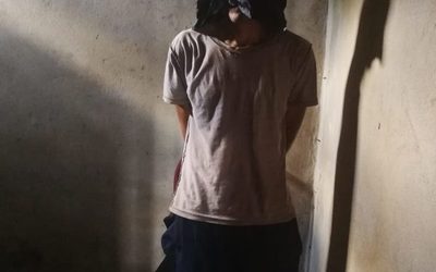 Automovilistas atrapan a limpiavidrios tras robarle cadenilla a una mujer