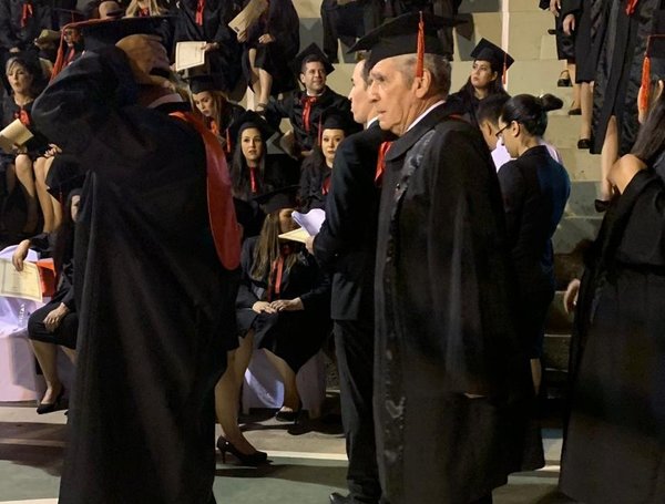 Levanta su título universitario a los 77 años | Noticias Paraguay
