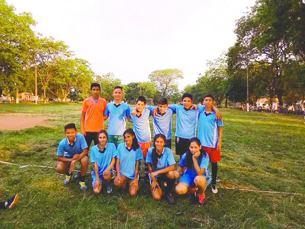 La escuela de fútbol mixta que es ejemplo en Ypané