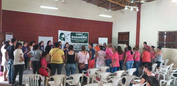 Debatieron sobre violencia hacia la mujer en foro bañadense