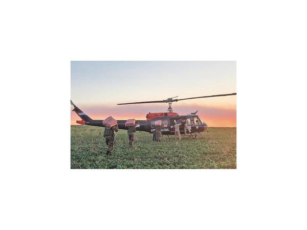 Policía incauta coca lanzada desde una avioneta y captura a 2 narcos