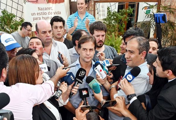 Luis Lacalle Pou encabeza comicios pero debe esperar recuento de votos - Internacionales - ABC Color