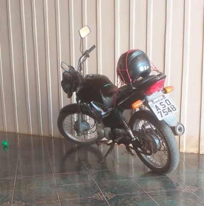 Roban motocicleta de estacionamiento de un edificio en Santa Rita