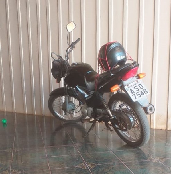 Roban motocicleta de estacionamiento de un edificio en Santa Rita