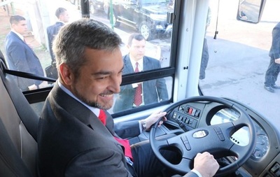 Abdo Benítez se inaugura como chofer de bus y "pide tarjeta"