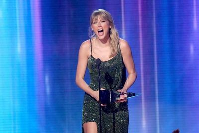 Taylor Swift y la joven Billie Eilish arrasan en los American Music Awards  - Música - ABC Color