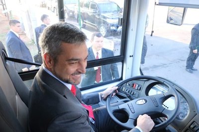 Mario Abdo estrena los nuevos buses eléctricos » Ñanduti