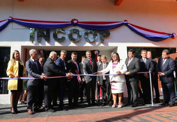 Presidente destaca impacto de los cooperativistas en la economía en inauguración de local del Incoop | .::Agencia IP::.