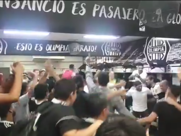 Cantaron 'un minuto de silencio' para Cerro