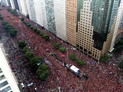 Hinchas de Flamengo invaden las calles de Río de Janeiro