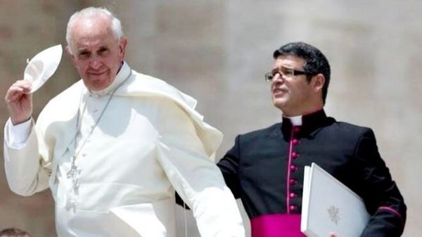 Nuevo sacudón en el Vaticano: deja su cargo el secretario privado del Papa | .::Agencia IP::.