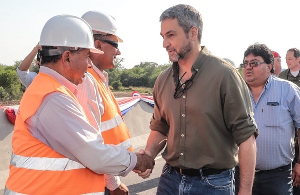 Abdo Benítez resalta obras en salud e infraestructura