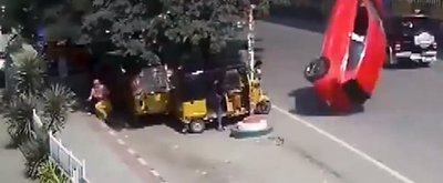 Automóvil que cae de puente causa accidente fatal | Noticias Paraguay
