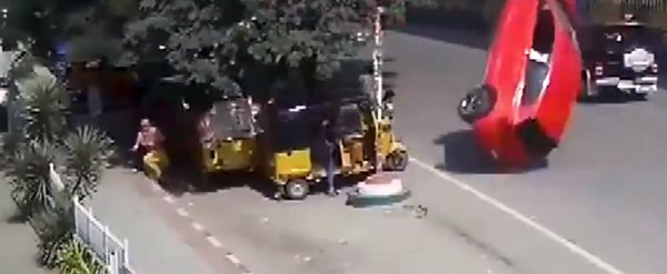 Automóvil que cae de puente causa accidente fatal | Noticias Paraguay