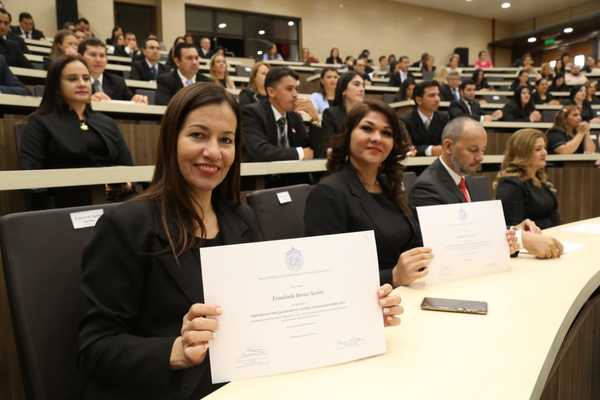 Docentes becarios de Becal recibieron certificados por culminación de estudios | .::Agencia IP::.