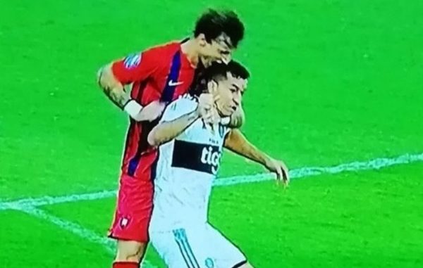 Lluvia de memes tras inédita mordida de Amorebieta a Camacho