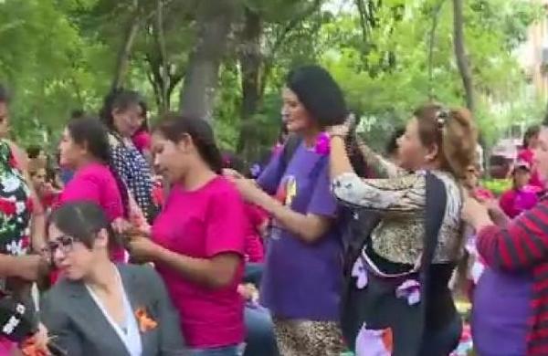 'Kunu'u: Trenzar contra la violencia' en la Plaza Italia - SNT