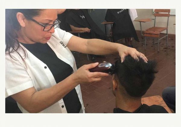 Cortes de cabello a internos del Centro Educativo Itauguá