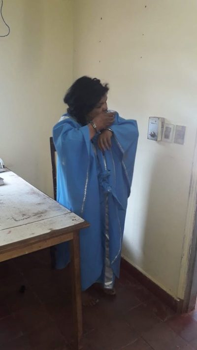 Inadaptados destruyen imágenes y queman  biblia en una iglesia en CDE
