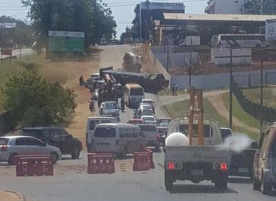 Camión descompuesto genera caos en el Km. 5,5