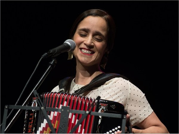 Julieta Venegas lanza nuevo álbum basado en su obra de teatro