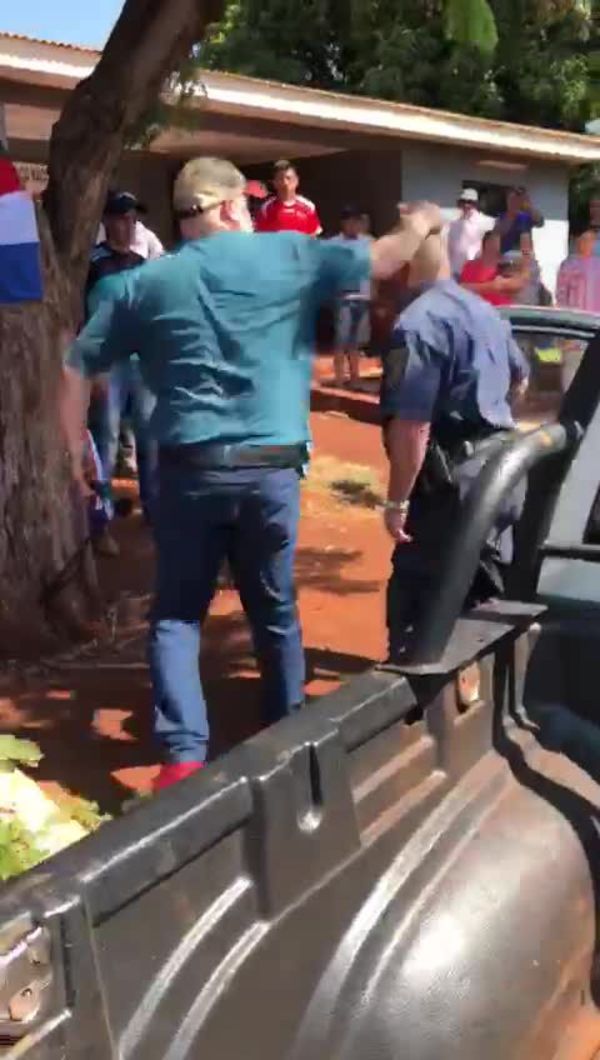 Senador Cubas agrede a policías de Minga Porã - Nacionales - ABC Color