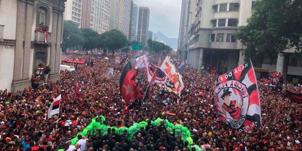 Flamengo se da un baño de masas y la mancha rojinegra toma el centro de Río - .::RADIO NACIONAL::.