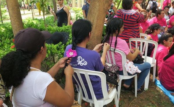 Paraguayas se trenzan el pelo para crear confianza ante la violencia machista - .::RADIO NACIONAL::.