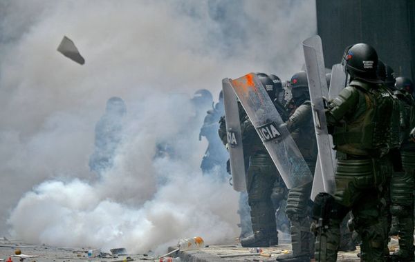 Más de 300 policías heridos durante protestas contra Gobierno colombiano - Mundo - ABC Color