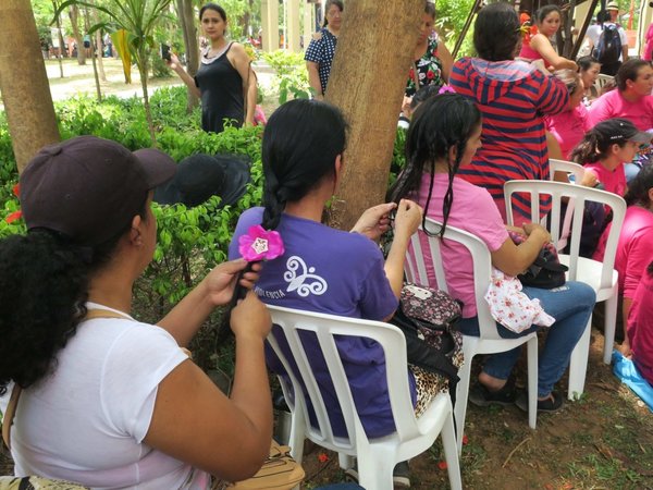 Se trenzan el pelo para crear confianza ante la violencia machista