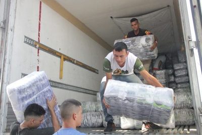 Camión con 30.000 kilos de prendas textiles de contrabando fue detenido - ADN Paraguayo
