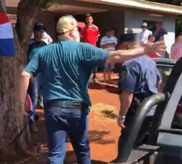 Payo cubas justifica agresión a policía por supuesta inacción ante presunto rollo tráfico