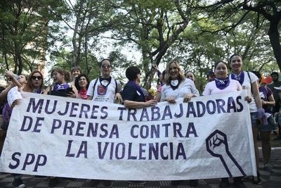 Mujeres marchan contra los feminicidios y la violencia de género - Nacionales - ABC Color