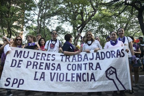 Mujeres marchan contra los feminicidios y la violencia de género - Nacionales - ABC Color