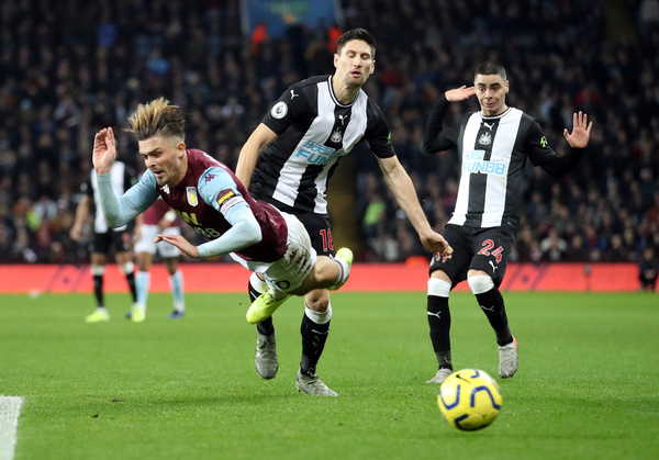 Newcastle cae en su visita al Aston Villa